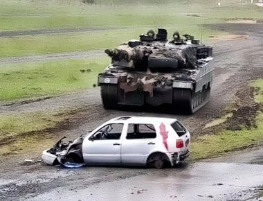 Leopard 2 ισοπεδώνει αυτοκίνητα σε ευρωπαϊκό διαγωνισμό! (βίντεο)